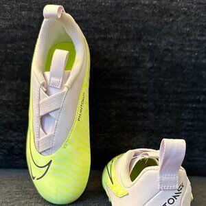 Boys NEW Nike Phantom "Laceless" Soccer Cleat Size 1 (Little Kid) BRAND NEW